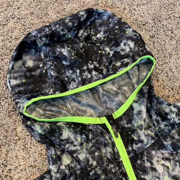 NB Lightweight Hooded Jacket in splashy black/white print neon green accents - Picture 10 of 16